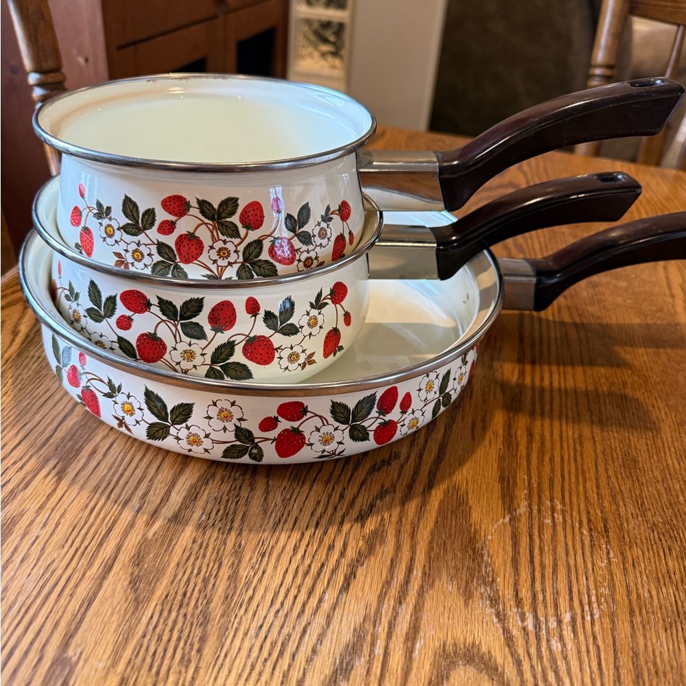 White Strawberry-Pattern Enamel Cookware Set - 3 Piece